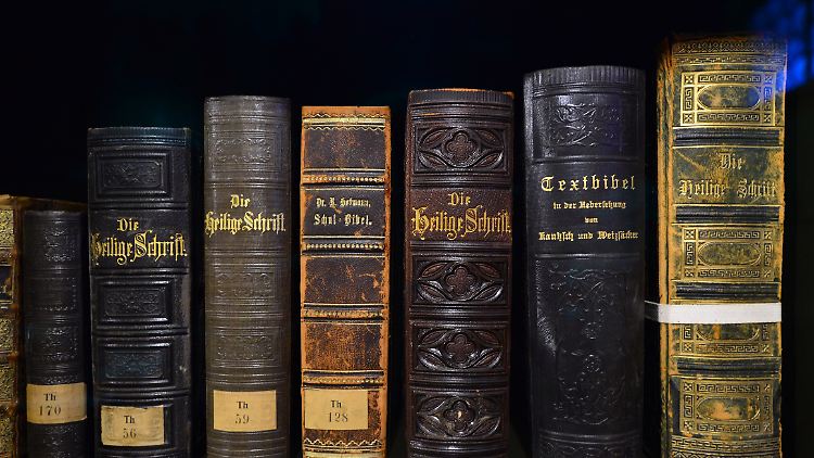 Seit der Übersetzung der Bibel ins Deutsche durch Martin Luther hat es immer wieder Revisionen gegeben - die ersten bereits von Luther selbst.