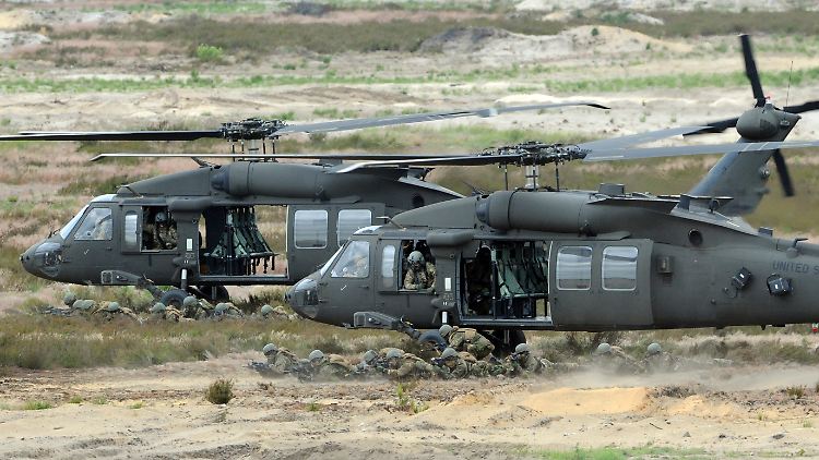 "Black Hawks" der US-Armee bei einem Manöver in Polen: Insgesamt geht es um neue Hubschrauber im Wert von 3,1 Milliarden Euro.