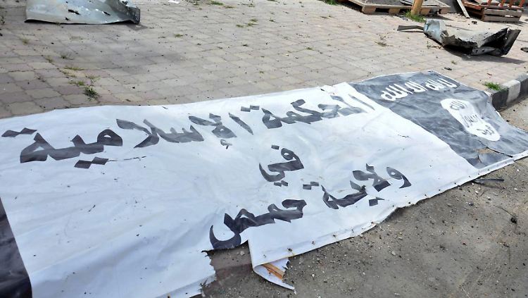 Dieses zerfetzte Banner ist alles, was nach einem US-Luftangriff auf eine IS-Stellung noch übrig ist - allerdings nicht in Rakka, sondern nach der Eroberung von Palmyra.