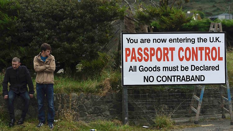 Brexit-Gegner an der Grenze in Irland.