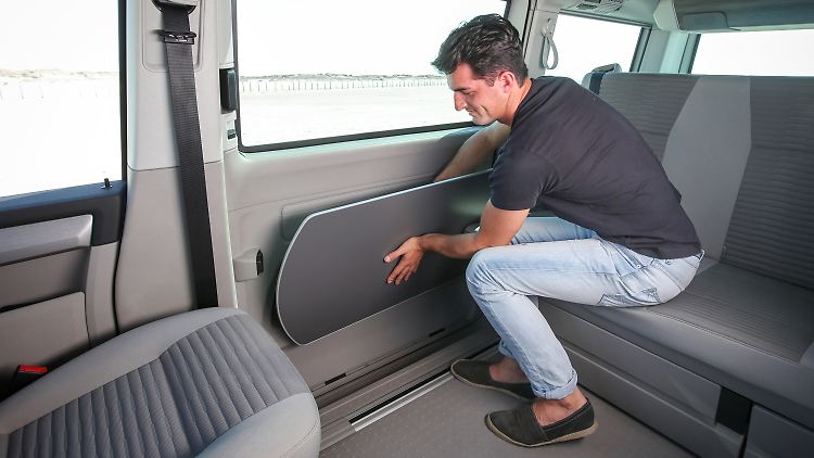 Ein zusätzlicher, draußen nutzbarer Tisch wird während der Fahrt in der Verkleidung der seitlichen Schiebetür verstaut.