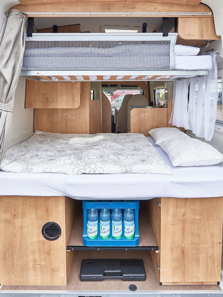 Das sechs Meter lange Fahrzeug der Firma Karmann Mobil verfügt über einen klassischen Grundriss mit quer eingebautem Doppelbett im Heck.