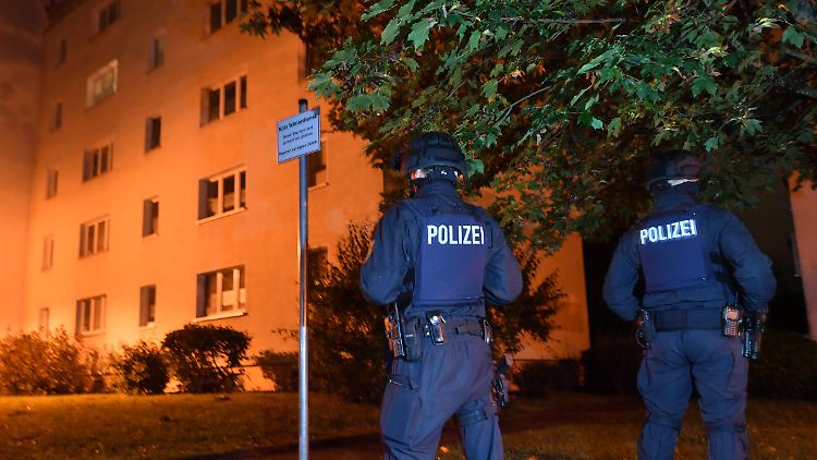 Die Demonstration fand in der Nähe eines Wohnhauses in Chemnitz statt, in dem sich auch der festgenommenen Syrer aufhielt. 