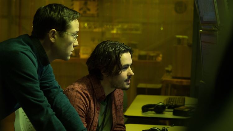 Edward Snowden im Kinofilm von Oliver Stone. In der Realität beschäftigen sich viele Vertragsmitarbeiter bei der NSA mit profaneren Dingen als der Whistleblower. 