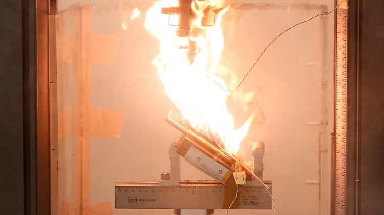 Ein Samsung Galaxy Note 7 fängt Feuer, nachdem Druck auf den voll geladenen Akku ausgeübt wurde.