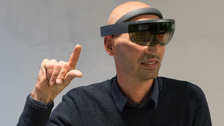 Eine Geste mit Zeigefinger und Daumen ersetzt bei der HoloLense den Mausklick.