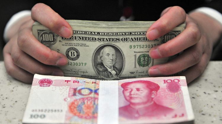 Aus Angst vor der Wirtschaftsflaute verschieben immer mehr Chinesen ihr Geld ins Ausland.