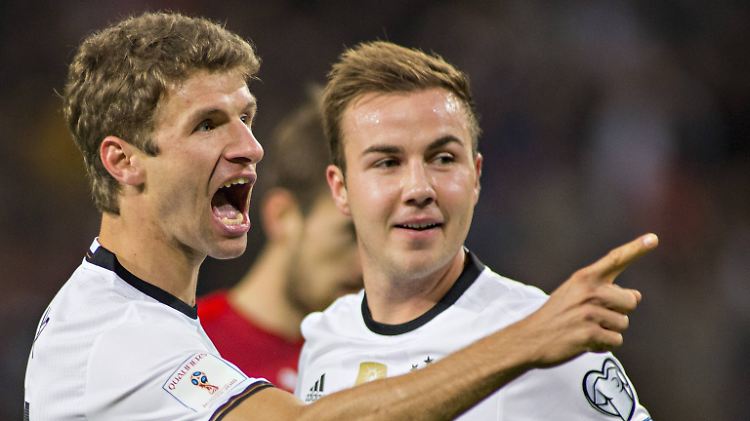 Torphobie kuriert: Thomas Müller, hier in Hamburg beim 3:0 gegen Tschechien mit dem Kollegen Götze.