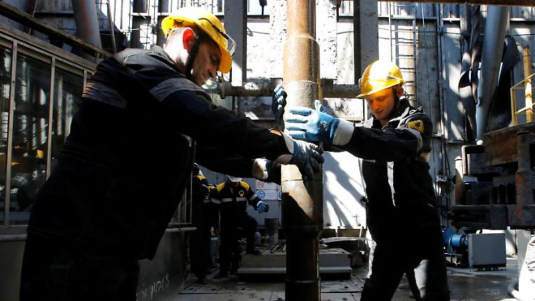 Arbeiter auf einer Ölplattform von Rosneft in Nefteyugansk, Sibirien.
