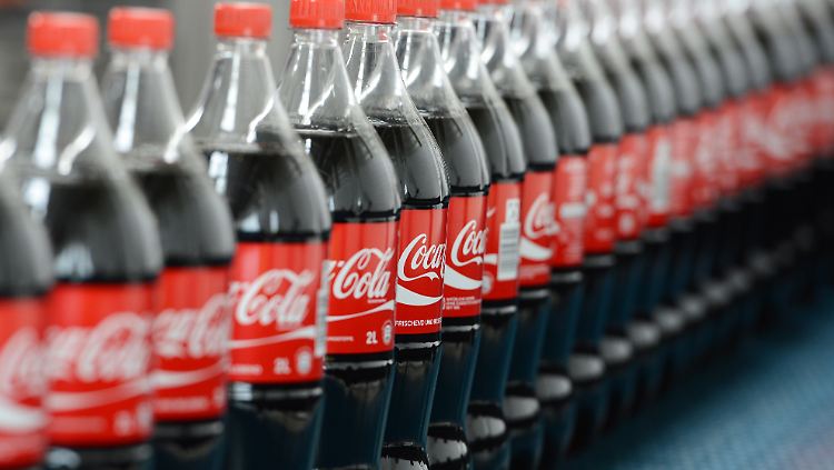 Pro 100 Milliliter enthält Coca Cola 10,8 Gramm Zucker. In einem Liter sind es damit 108 Gramm oder 36 Zuckerwürfel.