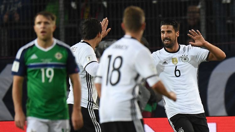 Bedröppelte Gesichter bei Nordirland, Riesenfreude im deutschen Team: Sami Khedira feiert seinen Siegtreffer zum 2:0.