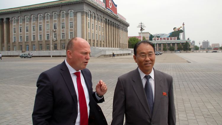 Kung Sok Ung zusammen mit CSU-Politiker Hartmut Koschyk bei dessen Nordkorea-Besuch im Juni 2015