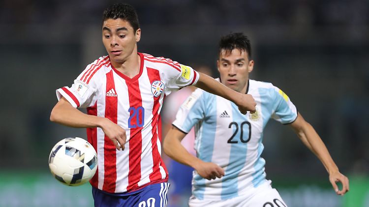 Hatten gegen Paraguay das Nachsehen: die Argentinier (hinten)
