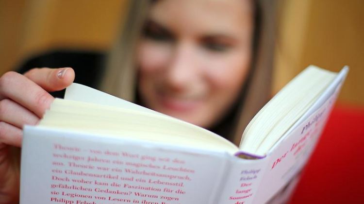 Wer in der Freizeit oft die Arbeit im Kopf hat, sollte sich einfach auf das konzentrieren, was er gerade macht - etwa ein Buch lesen.  