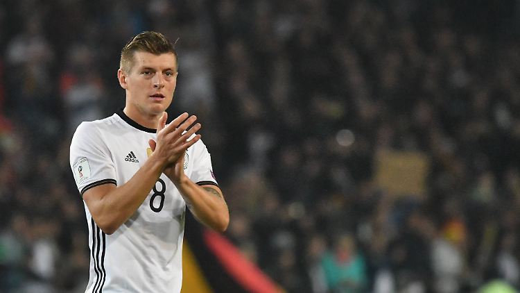 Toni Kroos bekommt bereits 4 Jahre vor Ablauf seines Vertrages bei Real eine vorzeitige Verlängerung.