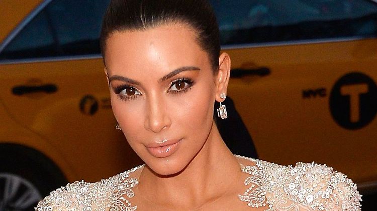 Kim Kardashian will sich nicht als Diebin und Lügnerin darstellen lassen und zieht vor Gericht.
