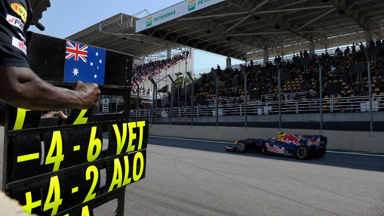 Alonso auf Distanz: Red Bull hat nicht der Versuchung nachgegeben, einen Fahrer zu bevorzugen.