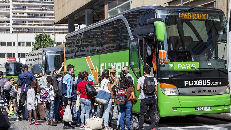 Fernbusreisende auf dem Weg nach Paris.