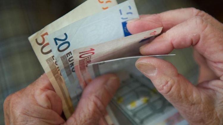 Bei der Pflege ist der Geldbedarf oft um mehrere hundert Euro im Monat höher als die gesetzlichen Leistungen. Eine private Versicherung kann die Lücke schließen. 