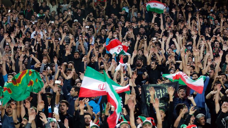 Bis auf ihre Nationalflagge halten sich die gläubigen Iraner bei der WM-Qualifikation am Aschura-Fest farblich zurück.