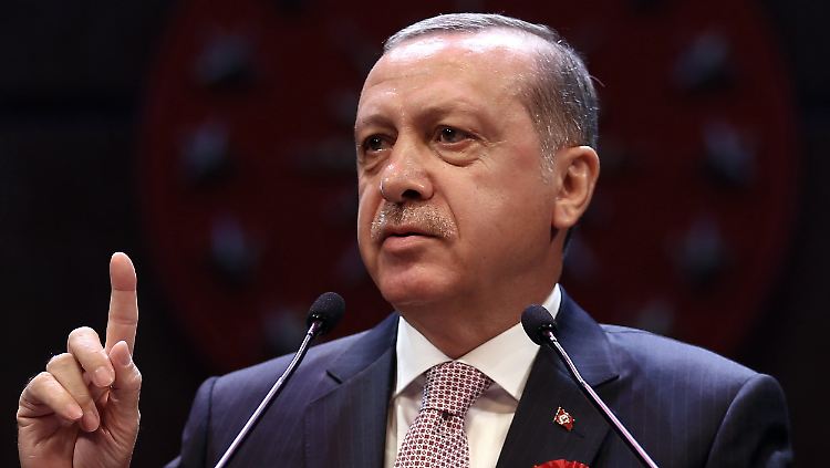 Der türkische Staatschef Erdogan wählt für seine Kritik an Hillary Clinton wenig zurückhaltende Worte.
