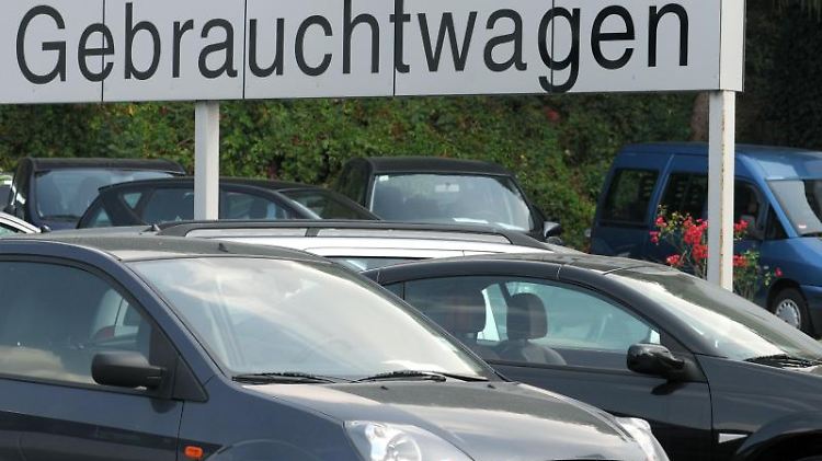 Käufern eines Gebrauchtwagens steht eine gesetzliche Gewährleistung zu. Eine Gebrauchtwagengarantie ist jedoch oft weiter gefasst.