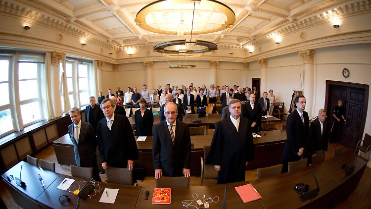 Ex-Vorstandschef und Ex-Finanzchef, Nonnenmacher (2.v.r), sein Vorgänger Berger (3.v.l), der ehemalige Kapitalmarktvorstand Friedrich (l.) sowie  weitere Angeklagte mit ihren Anwälten erwarten 2014 das Urteil.