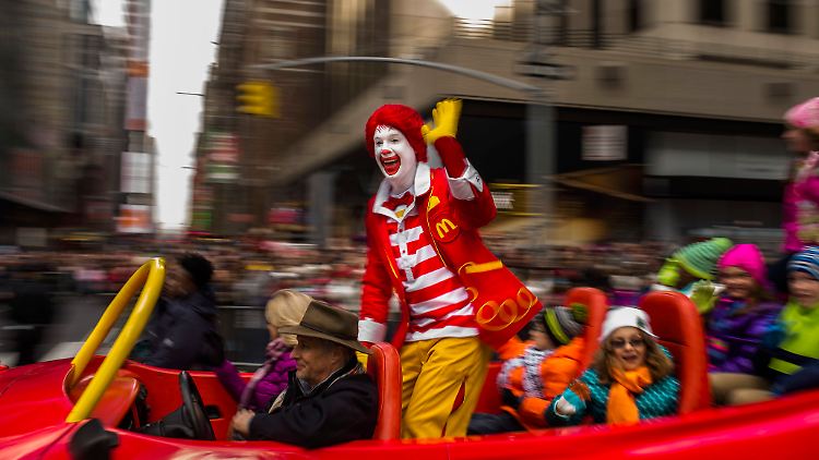 Die Figur Ronald McDonald ist schon seit den Sechzigern das Maskottchen von McDonald's.