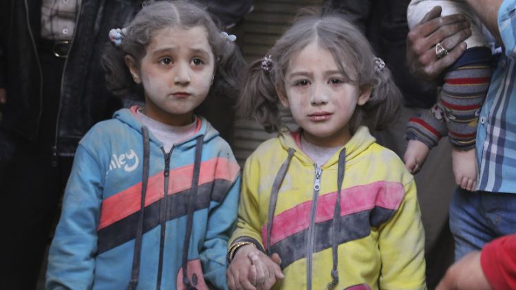 Zwei Mädchen halten sich nach einem Raketeneinschlag in Aleppo an den Händen (Archivfoto).