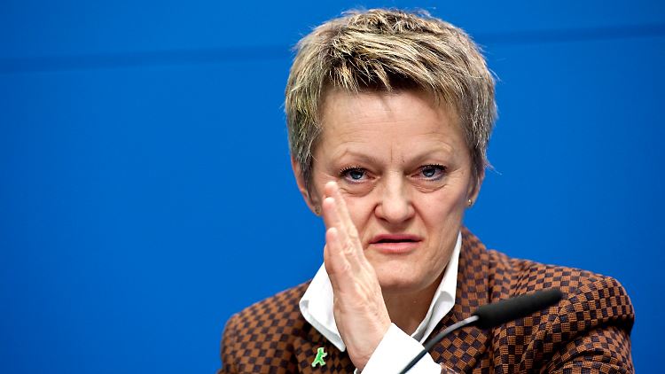 Renate Künast nimmt Peilung auf.