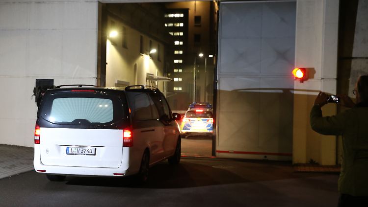 Ein Leichenwagen passiert am späten Abend das Tor zur JVA Leipzig - hinter diesen Mauern hat sich al-Bakr erhängt.