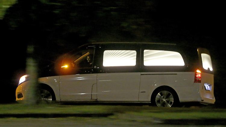 Ein Leichenwagen verlässt die JVA Leipzig, nachdem die Leiche des Terrorverdächtigen gefunden wurde.