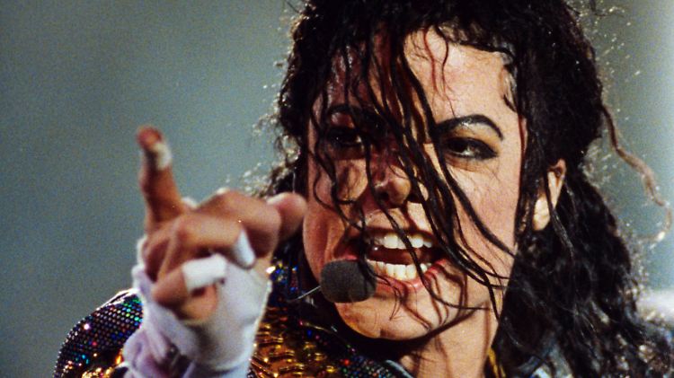 Michael Jackson, auf dem Höhepunkt seiner Karriere, während eines Konzertes 1992 in Bremen. 