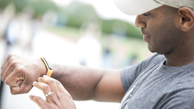 Sportler mit einem Fitness-Armband: Etwa die Hälfte der vielen Millionen US-Amerikaner, die einen Fitness-Tracker besitzen, nutzen das Armband nicht mehr.