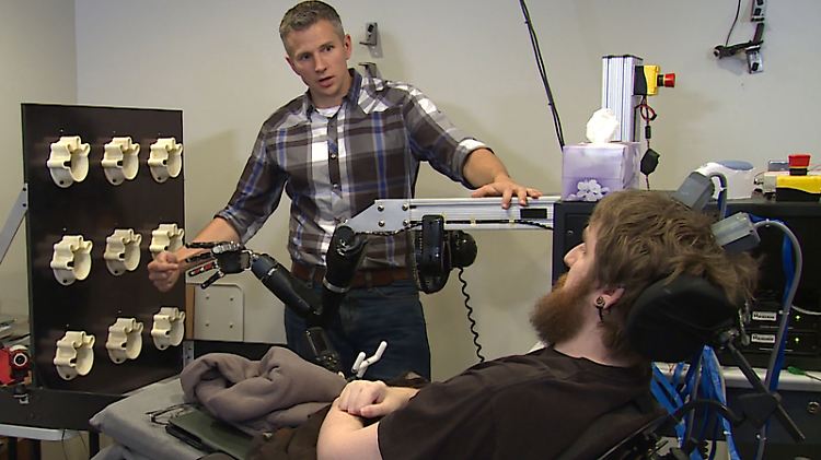 Der Forscher Rob Gaunt bereitet Nathan Copeland für einen Sensorik-Test vor.