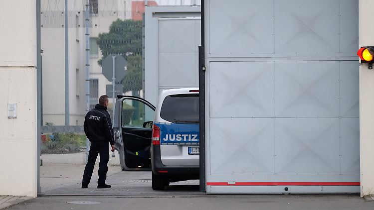In der JVA Leipzig starb Jaber Al-Bakr. Trotz bekannter Suizidgedanken wurde er offenbar nicht lückenlos beobachtet.