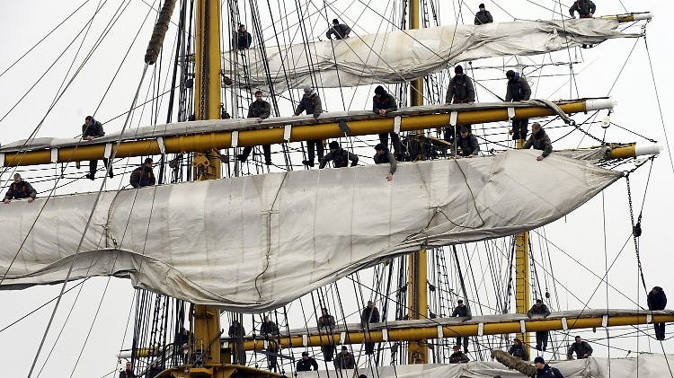 Matrosen der "Gorch Fock" in der Takelage.