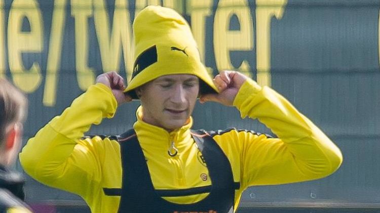 "Bro, ich hab noch n paar Bücher für dein Regal!": Marco Reus.