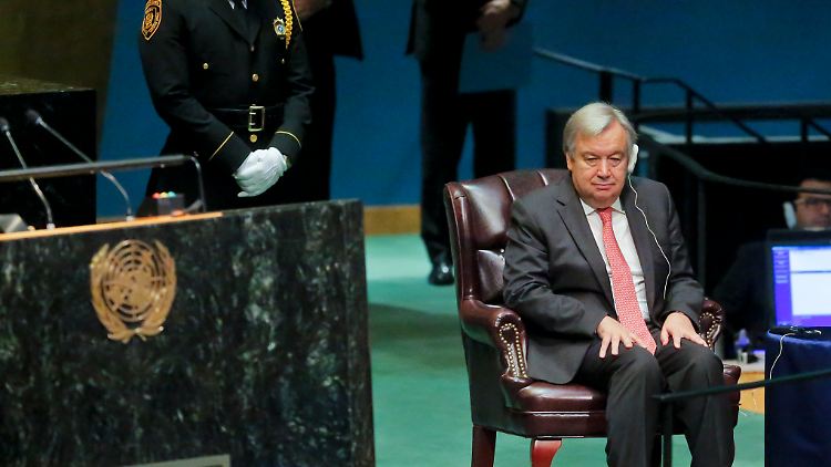Guterres verfolgt die Abstimmung auf der Bühne der UN-Vollversammlung und blickt dabei auf Vertreter von 193 Staaten.