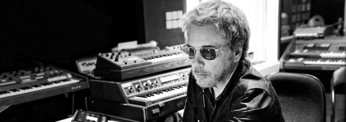 Jean-Michel-Jarre-O3-02-studio-photocredit-Louis Hallonet-px900.JPG
