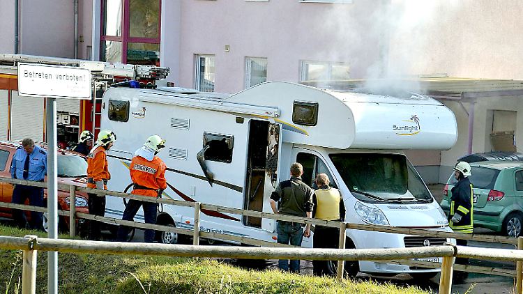 Was zunächst nach einem überschaubaren Kriminalfall aussieht, bringt eine beispiellose rechtsextremistische Mordserie an den Tag.