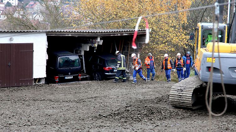 Beide Autos drohten abzurutschen. Nun kann Entwarnung gegeben werden.