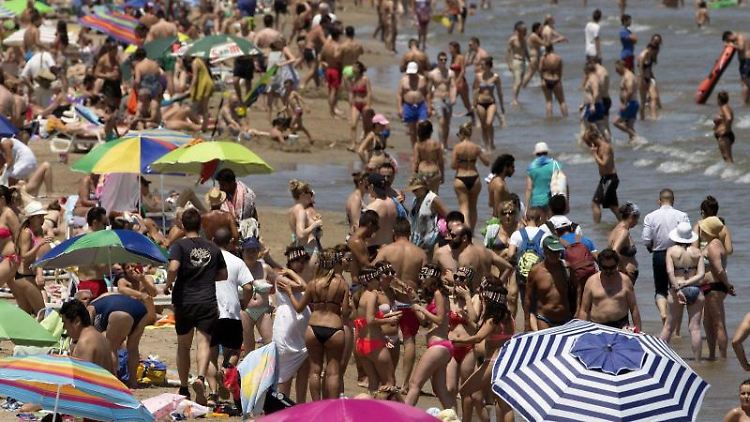 Viele Urlauber suchten in diesem Sommer die Iberische Halbinsel als Reiseziel aus. Besonders Spanien, wie hier der Strand La Malvarosa in Valencia, war sehr beliebt. Foto: Kai Försterling