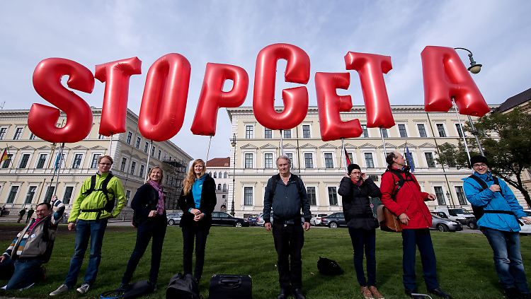 Auch in Deutschland gibt es Wiederstand: Ein breites Bündnis von Organisationen will Ceta nach wie vor per Volksbegehren und Volksentscheid in Bayern stoppen.