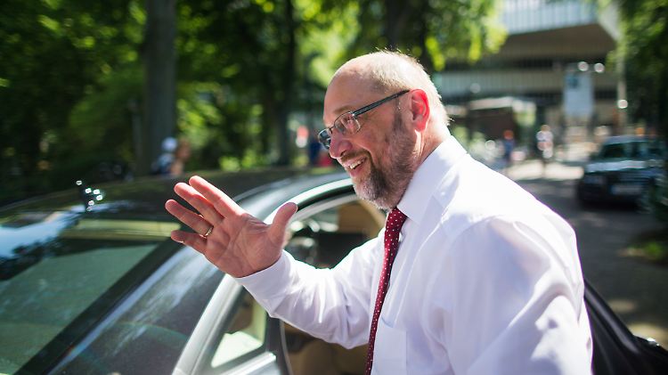 Laut einer nicht repräsentativen Umfrage halten mehr als 60 Prozent der Leser von n-tv.de Martin Schulz für den besseren SPD-Kanzlerkandidaten, 32 Prozent Olaf Scholz. Parteichef Sigmar Gabriel kommt nur auf 8 Prozent.