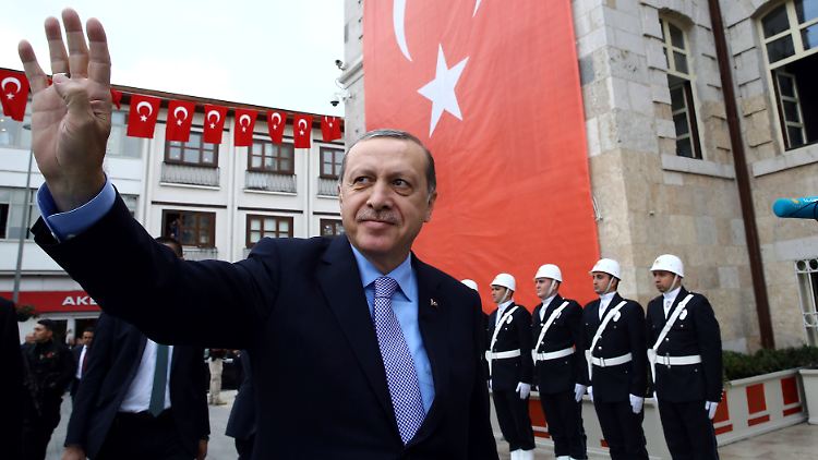 Der türkische Präsident Recep Tayyip Erdogan spielt bei seinem Auftritt in Konya den volksnahen Staatsmann.