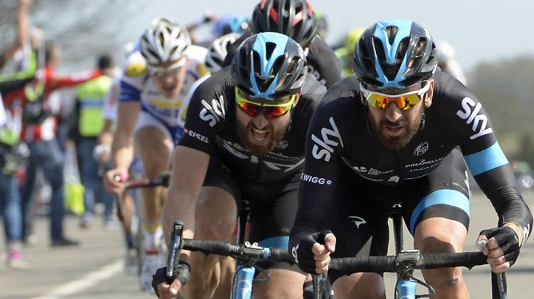 Bradley Wiggins (r.) und sein Sky-Team stehen wegen der Nutzung ärztlich attestierter Dopingpräparate in der Kritik.