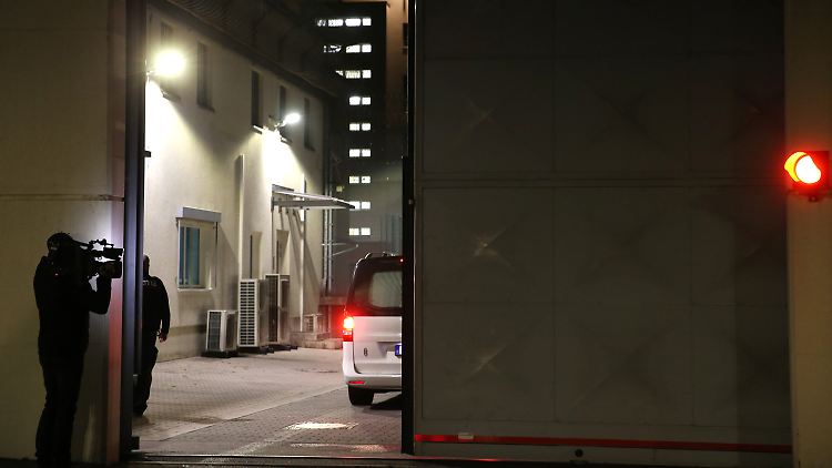 Abtransport von Al-Bakrs Leiche: Sein Bruder fordert, dass der Leichnam überführt wird.