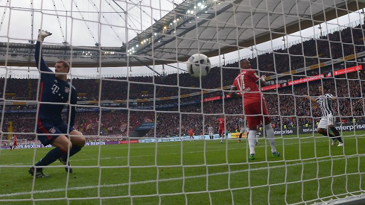 Bayern-Keeper Manuel Neuer kassierte das zweite Gegentor in Münchner Überzahl.