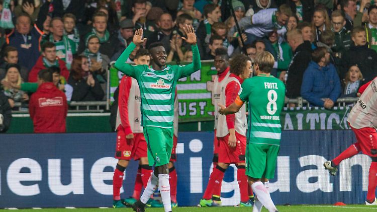 Ousman Manneh kam 2014 als Flüchtling nach Deutschland: Jetzt ist er Profi in Bremen und wurde mit seinem Siegtor gegen Leverkusen zum ersten Gambier, dem ein Bundesligator gelang.